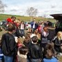 Distribution des chocolats déposés par le lapin de Pâques