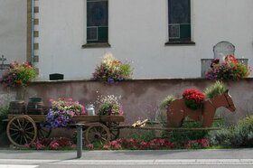 Le cheval Duo et son char avec leurs tonneaux de vin, bidons de lait et paniers dâ€™asperges (2010)